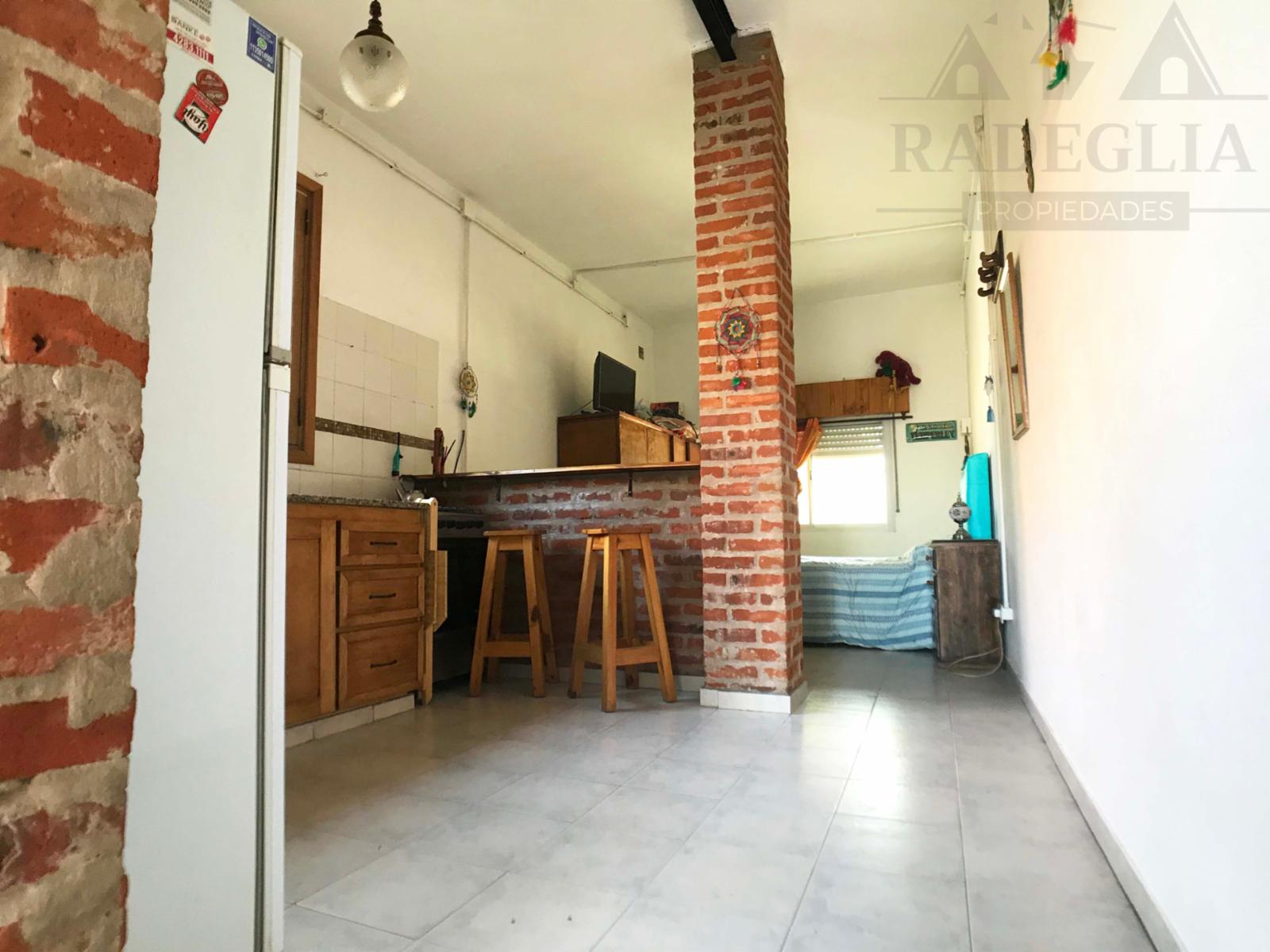 Lote de 300 m2. con departamento a 400 m. de avenida H. Yrigoyen y Monteverde. — foto 2