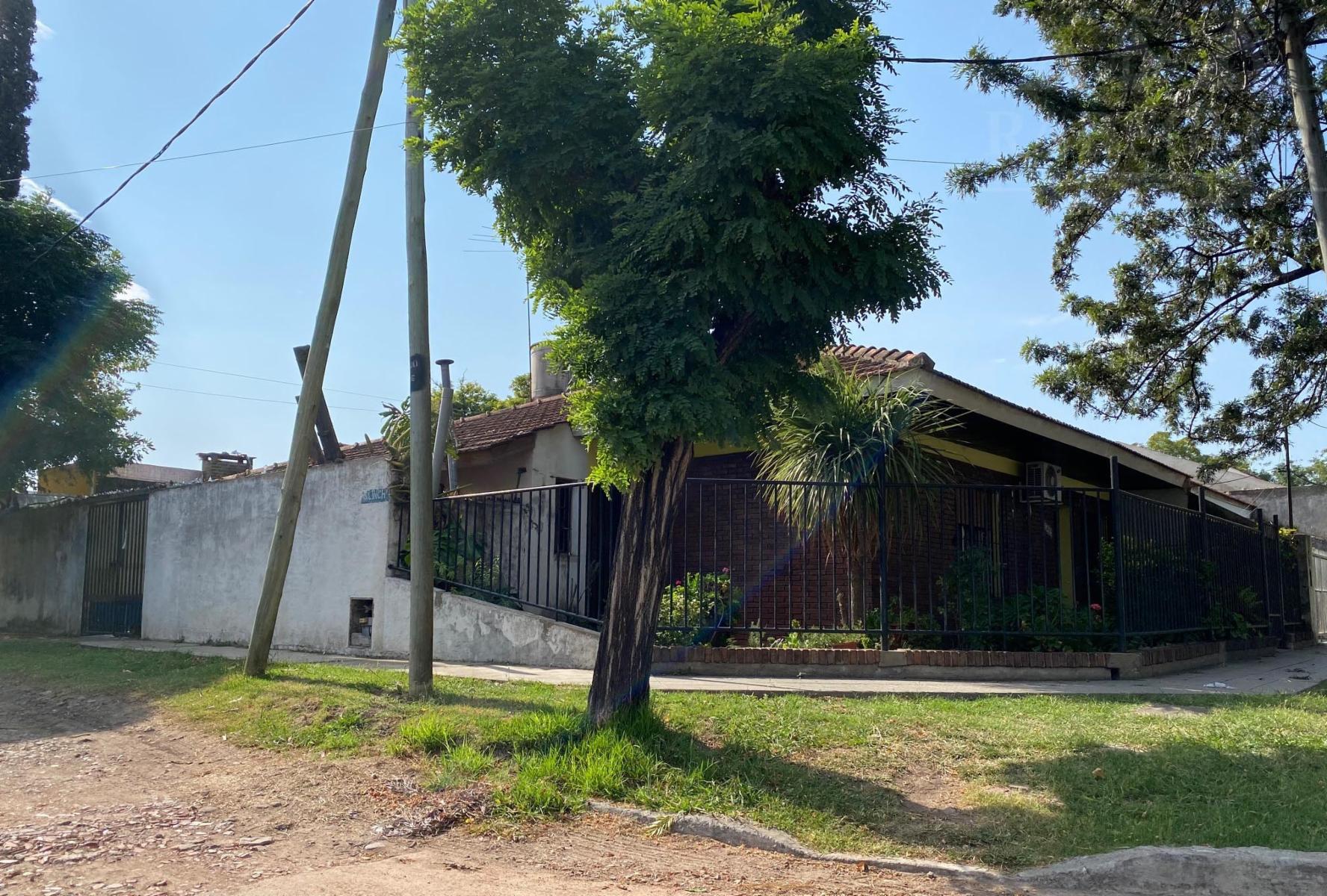 Chalet en esquina en calle Asamblea - a 5 cuadras de Av. Yrigoyen.