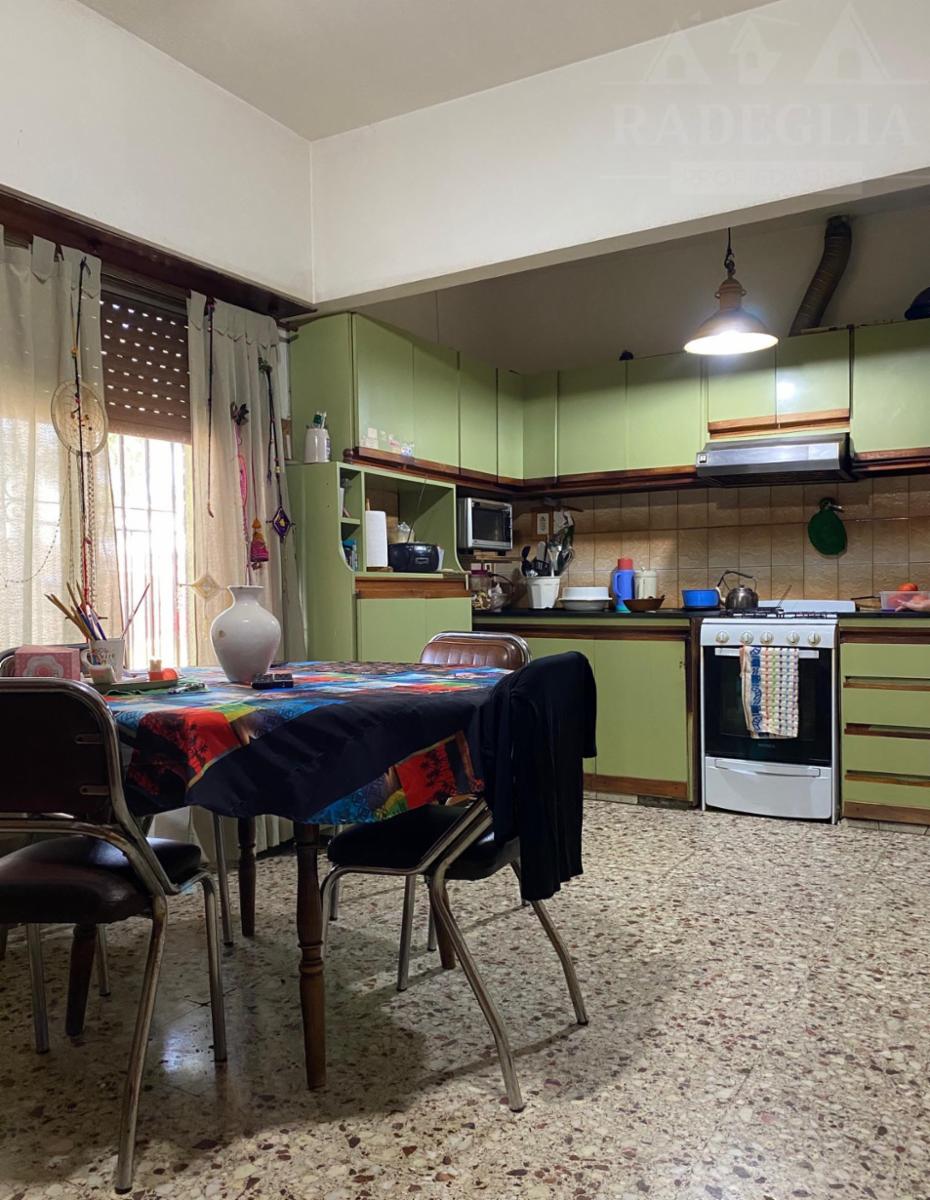 Chalet en esquina en calle Asamblea - a 5 cuadras de Av. Yrigoyen. — foto 6
