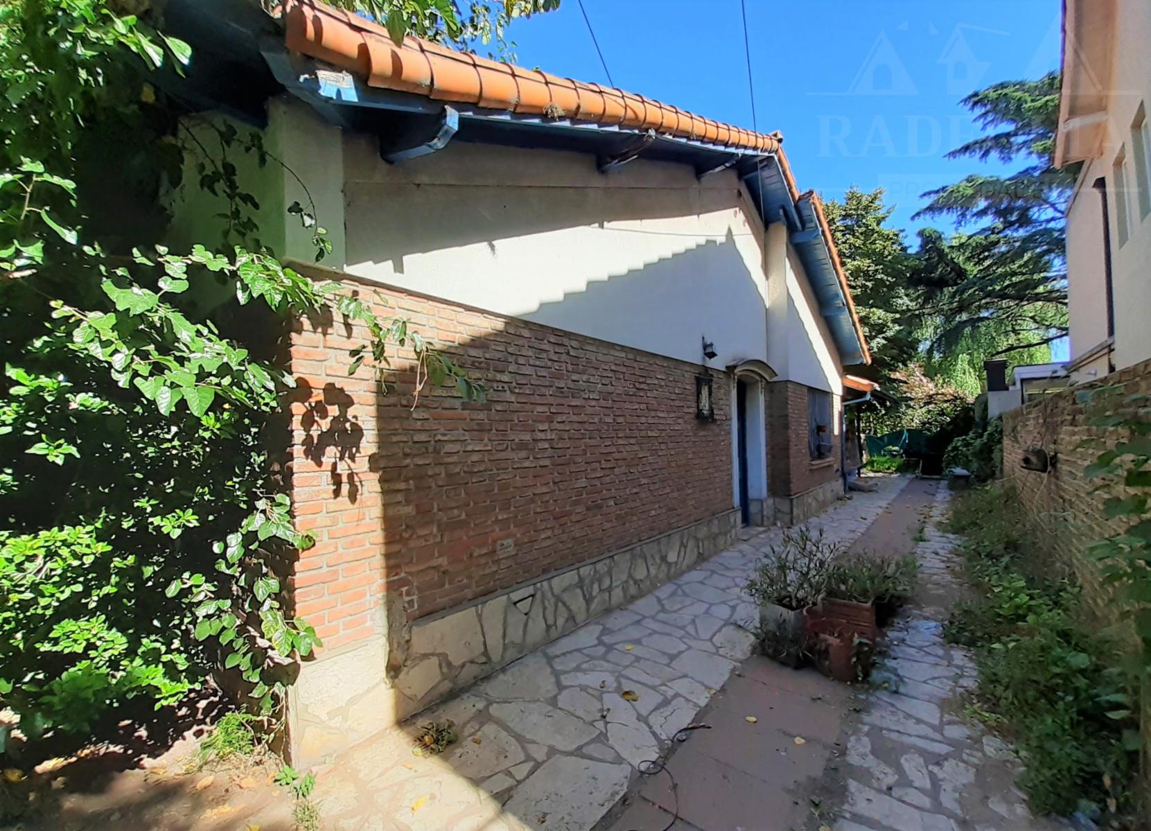 Chalet sobre calle Rosales, a 4 cuadras de Av. Hipólito Yrigoyen y a 2 de Boulevard Shopping - Adrogué