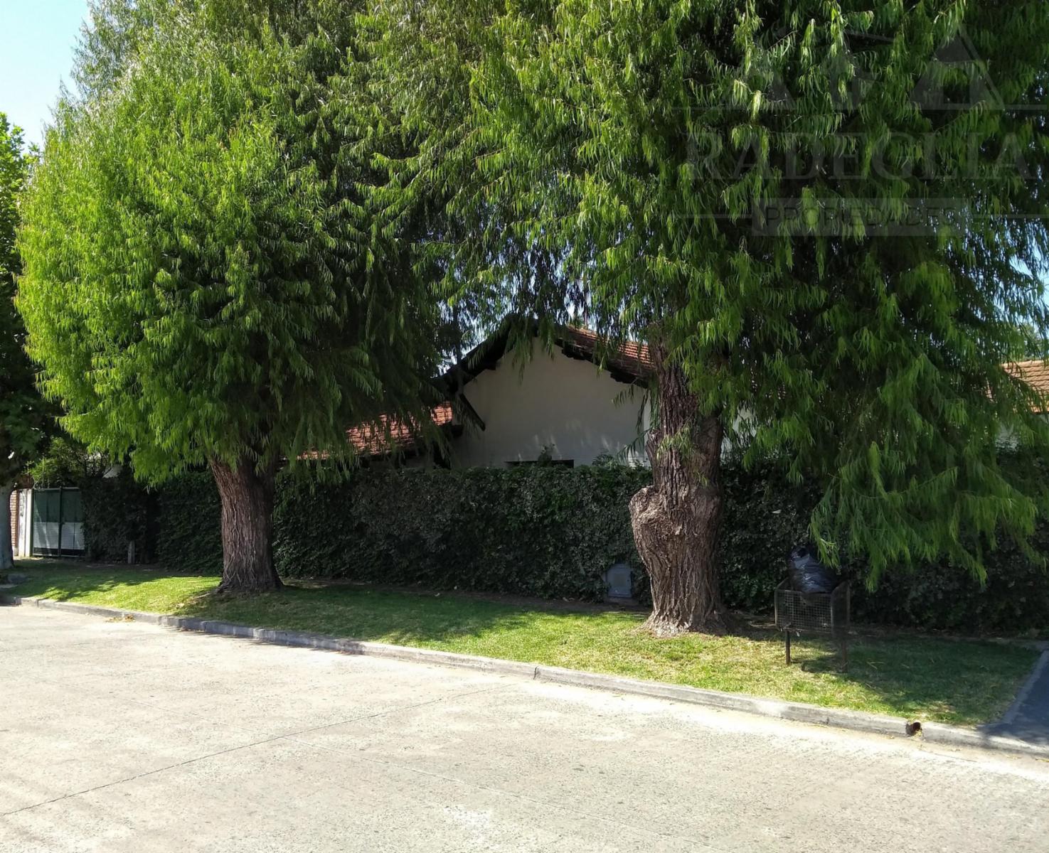 Chalet Ingles sobre calle Pres. Arturo Illia, a 100 de importante avenida- R. Calzada