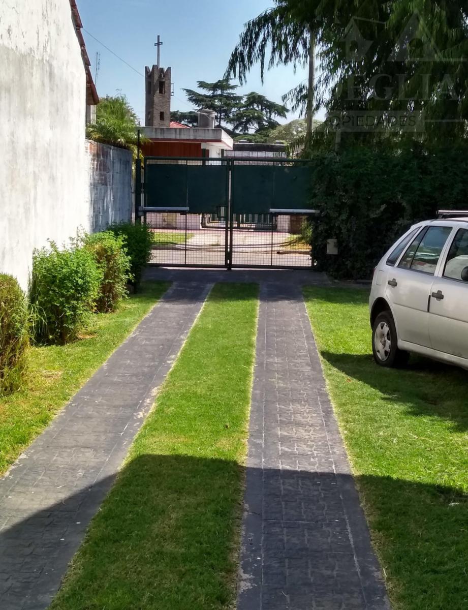 Chalet Ingles sobre calle Pres. Arturo Illia, a 100 de importante avenida- R. Calzada — foto 2