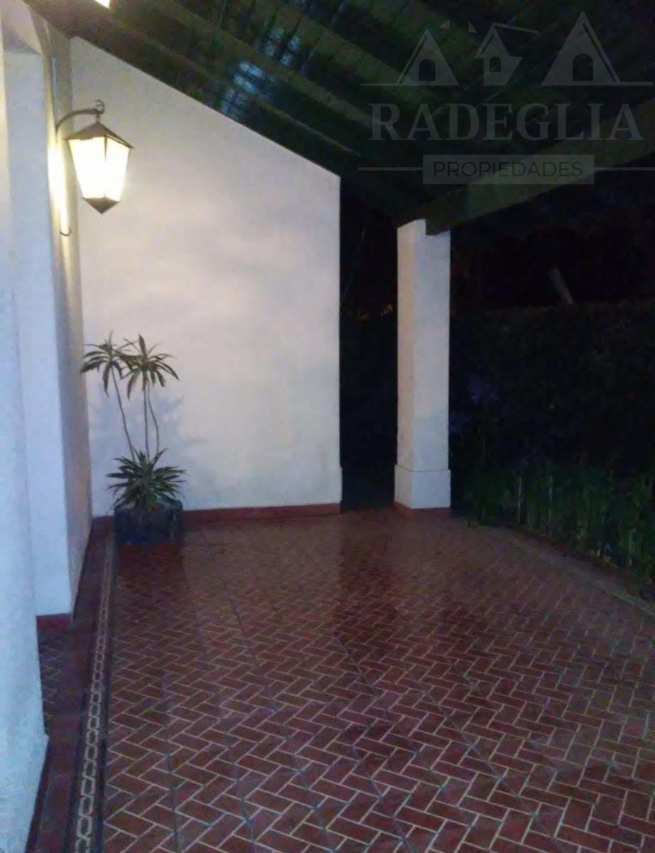 Chalet Ingles sobre calle Pres. Arturo Illia, a 100 de importante avenida- R. Calzada — foto 3