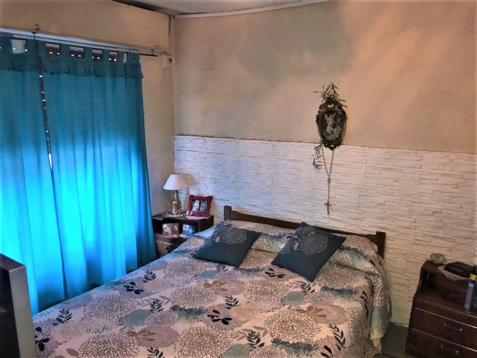 CASA AL FRENTE DE TRES AMBIENTES, MAS UN DEPARTAMENTO DE DOS AMBIENTES, SON 2 UNIDADES FUNCIONALES JUNTAS…. IDEAL DOS FAMILIAS O FAMILIA NUMEROSA — foto 3