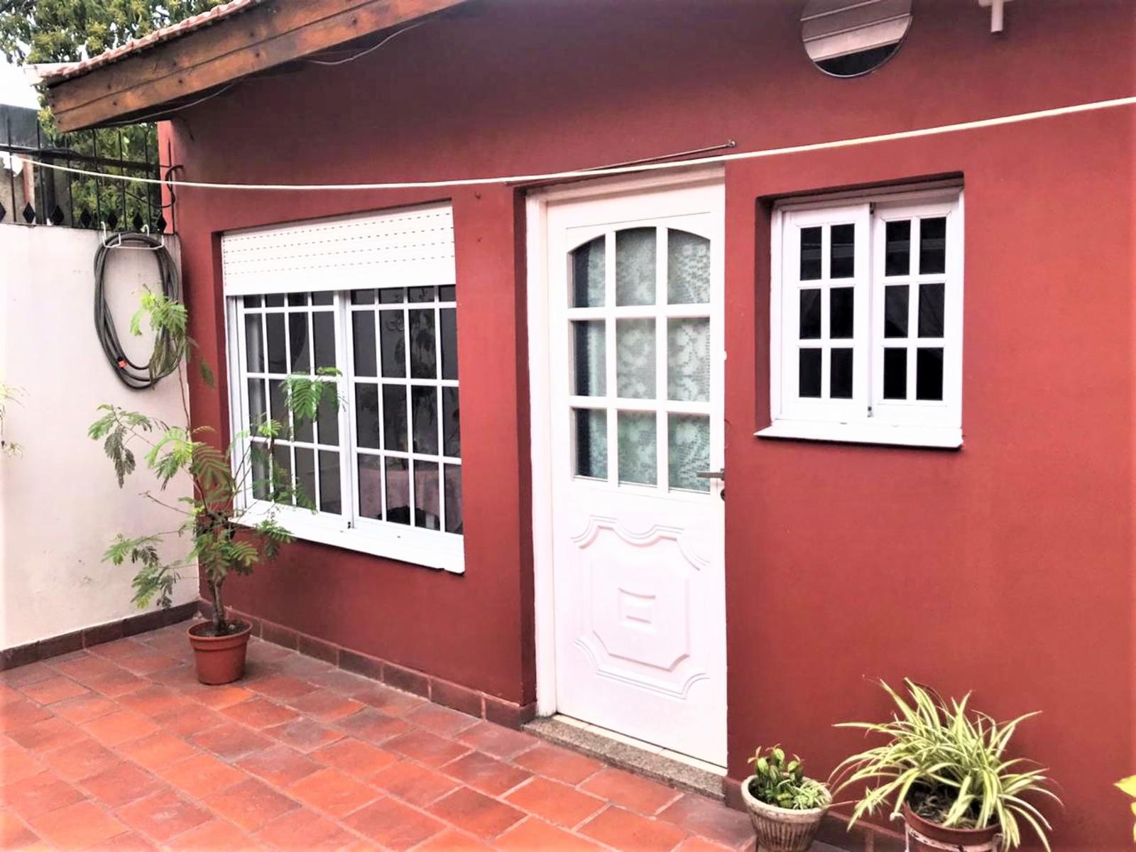 CASA AL FRENTE DE TRES AMBIENTES, MAS UN DEPARTAMENTO DE DOS AMBIENTES, SON 2 UNIDADES FUNCIONALES JUNTAS…. IDEAL DOS FAMILIAS O FAMILIA NUMEROSA — foto 14