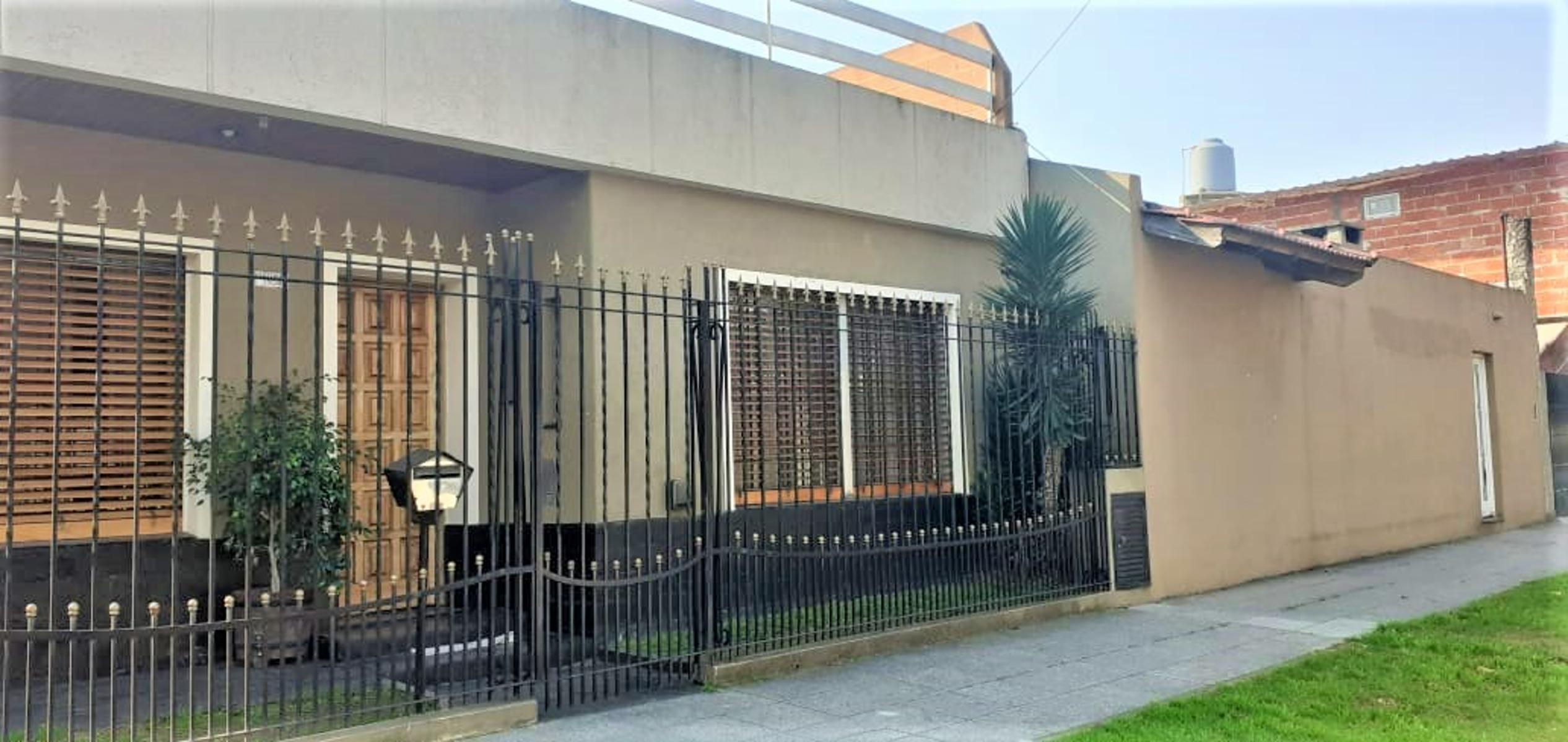CASA EN ESQUINA DE TRES AMBIENTES EN SAN JUSTO — foto 3