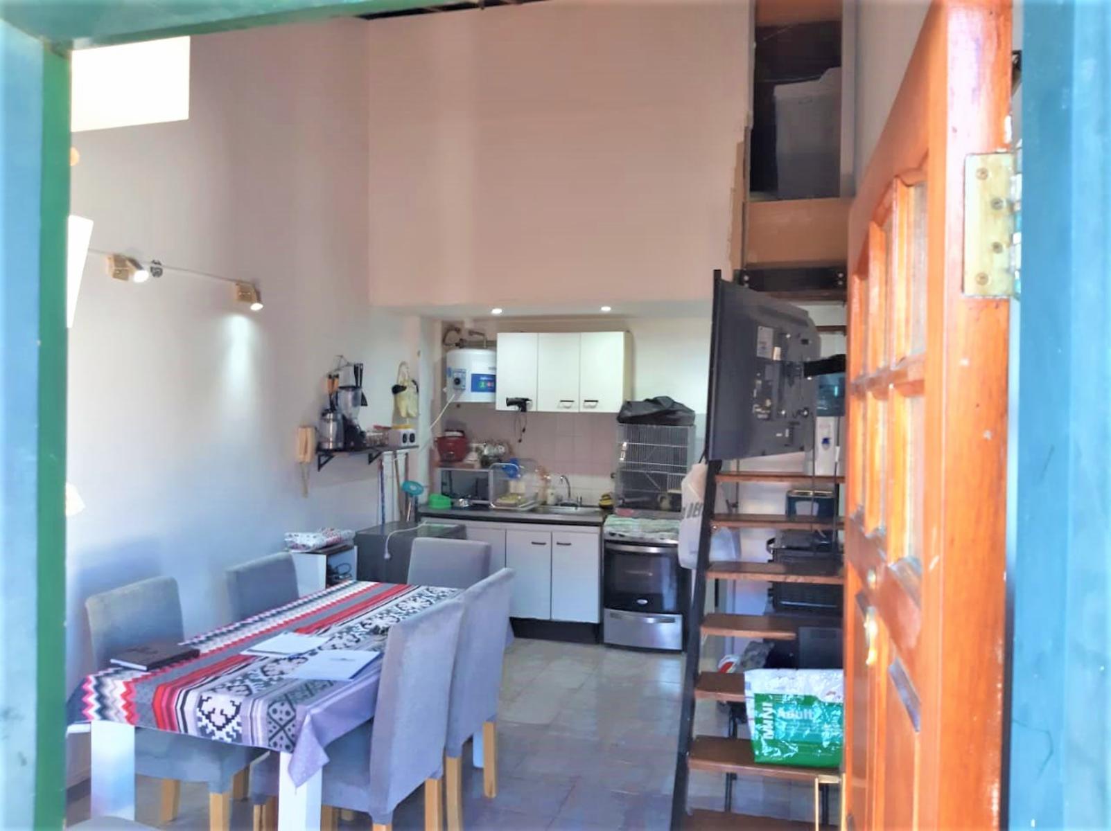 DEPARTAMENTO DE DOS AMBIENTES Y MEDIO EN EL CORAZÓN DE VILLA LUZURIAGA — foto 3