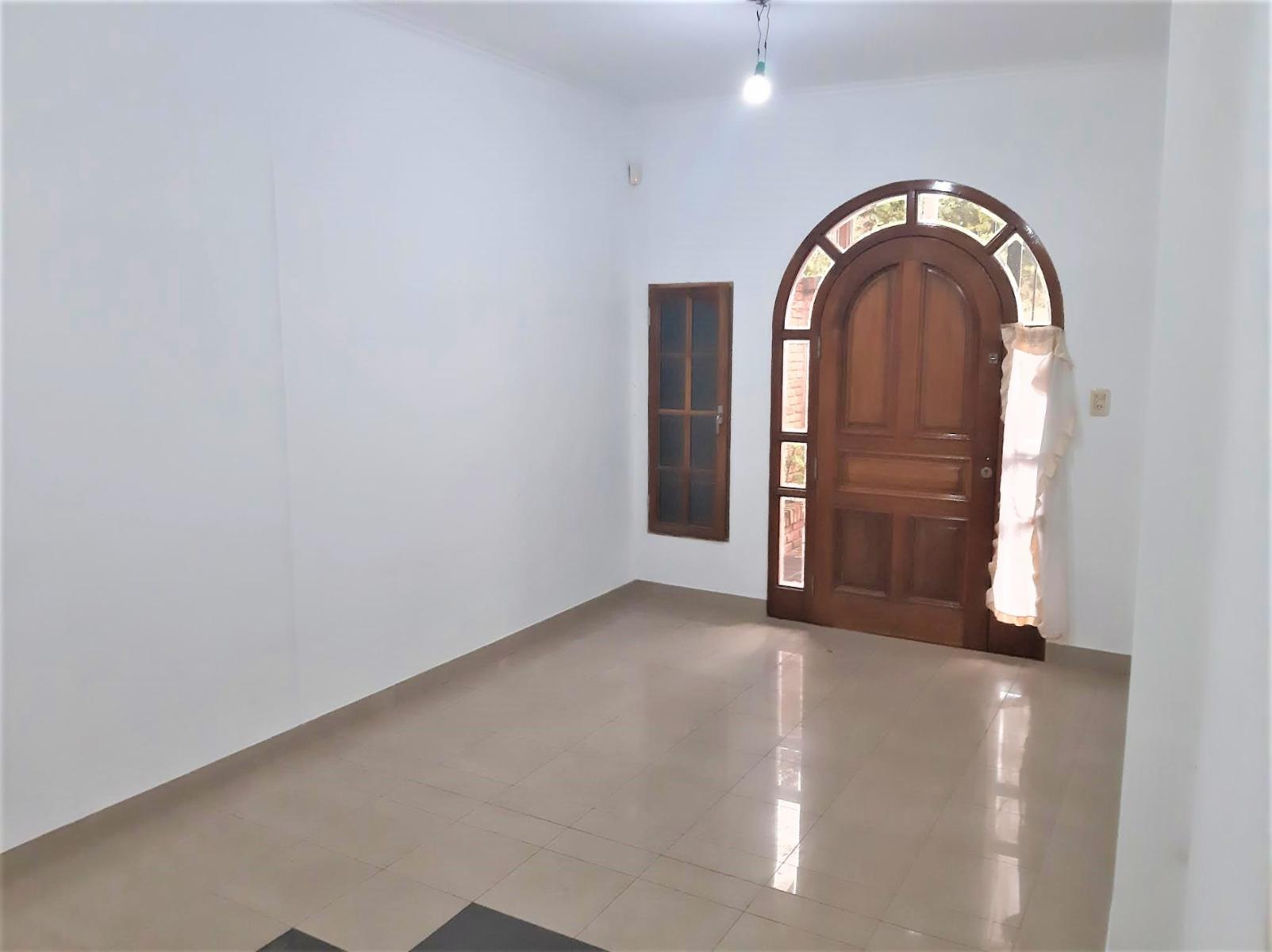 CASA EN VILLA LUZURIAGA, NUEVO PRECIO** CASA SOBRE LOTE PROPIO DE TRES AMBIENTES, GARAGE CUBIERTO — foto 3