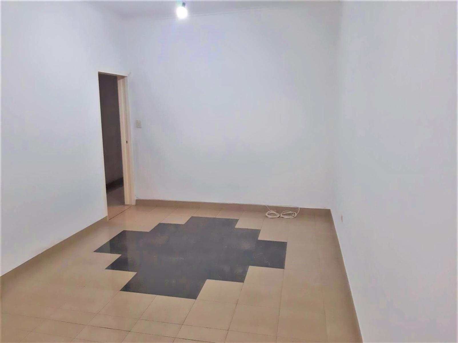 CASA EN VILLA LUZURIAGA, NUEVO PRECIO** CASA SOBRE LOTE PROPIO DE TRES AMBIENTES, GARAGE CUBIERTO — foto 4