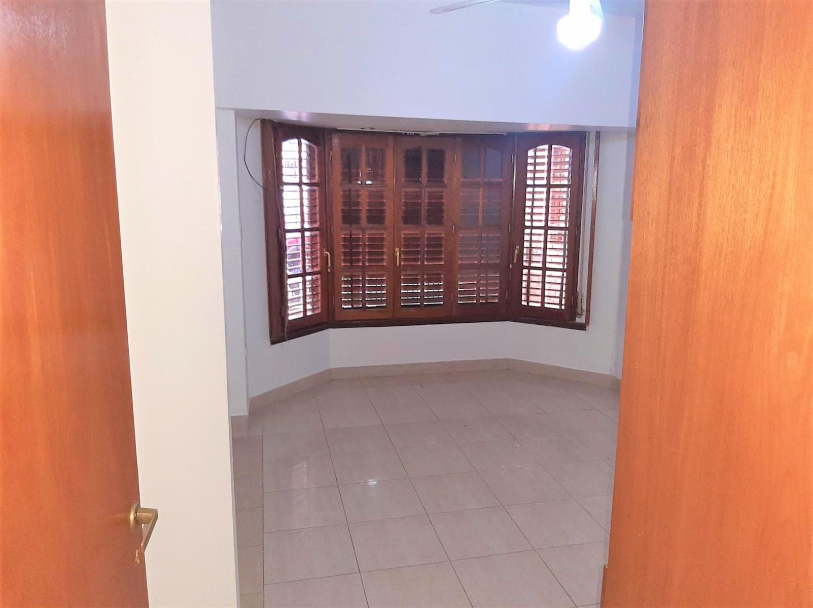 CASA EN VILLA LUZURIAGA, NUEVO PRECIO** CASA SOBRE LOTE PROPIO DE TRES AMBIENTES, GARAGE CUBIERTO — foto 10