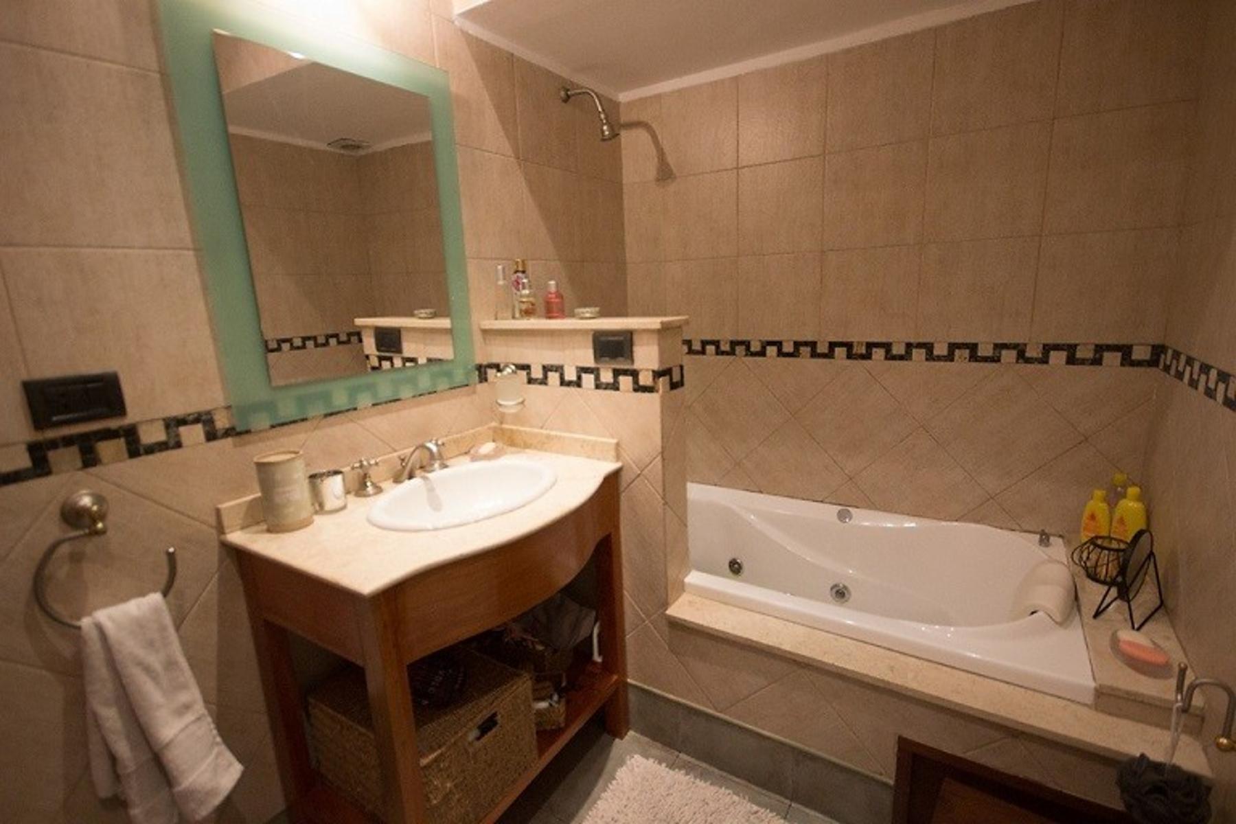 CHALET DE 3 AMBIENTES JARDIN Y COCHERA APTO CREDITO BANCARIO — foto 2