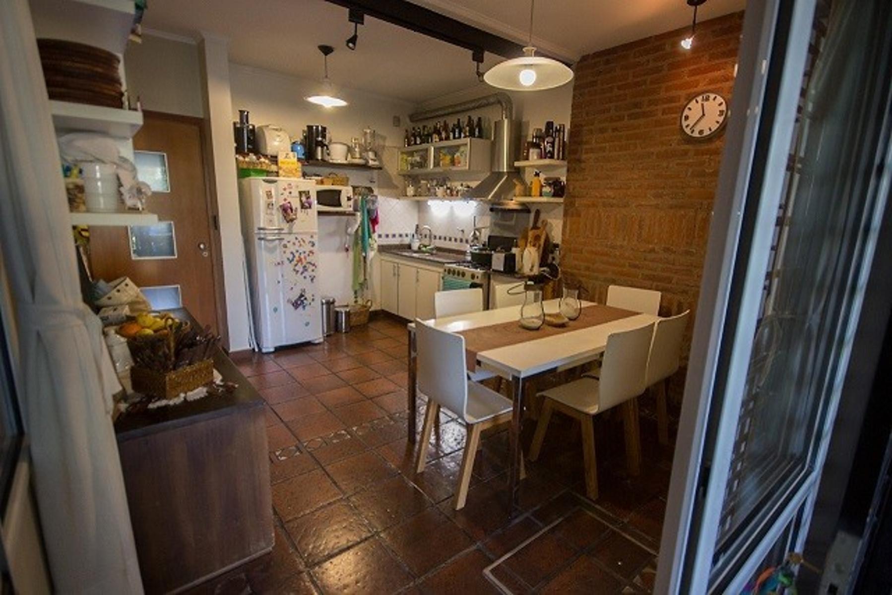 CHALET DE 3 AMBIENTES JARDIN Y COCHERA APTO CREDITO BANCARIO — foto 4