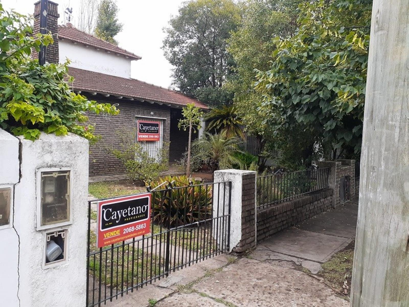 DOS CASAS EN AMPLIO LOTE EN CLAYPOLE CERCANO A LA ESTACION DE TREN