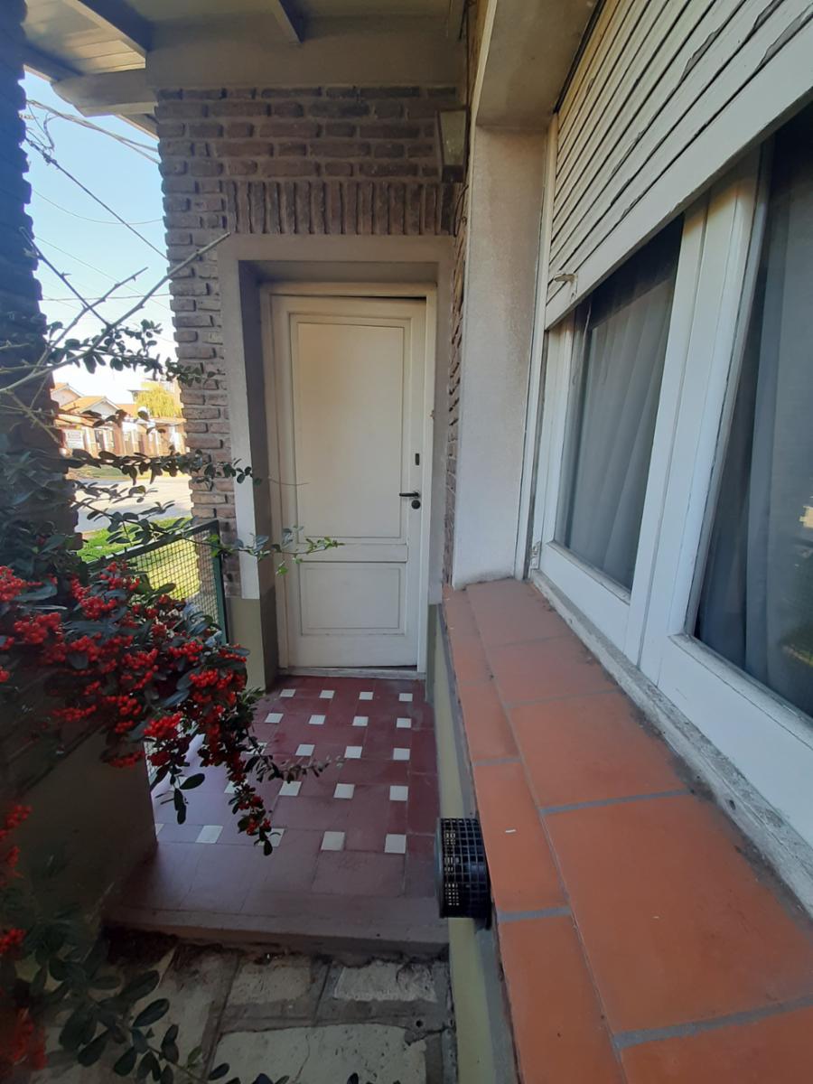 CHALET 3 AMBIENTES EN ESQUINA CON JARDIN Y COCHERA — foto 6