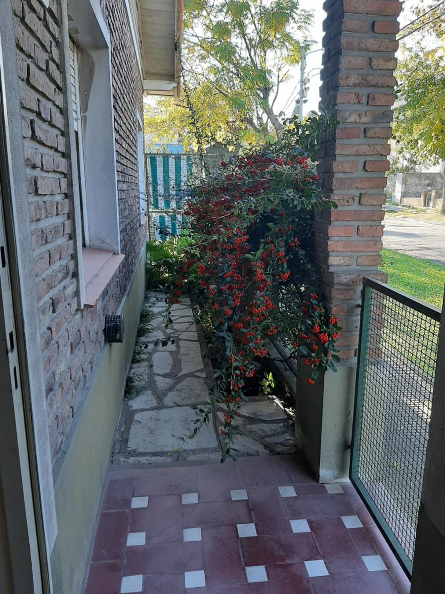 CHALET 3 AMBIENTES EN ESQUINA CON JARDIN Y COCHERA — foto 7