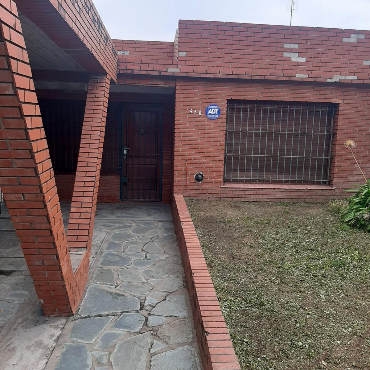 CASA DE 3 AMBIENTES CON COCHERA OPORTUNIDAD EN BANFIELD ESTE