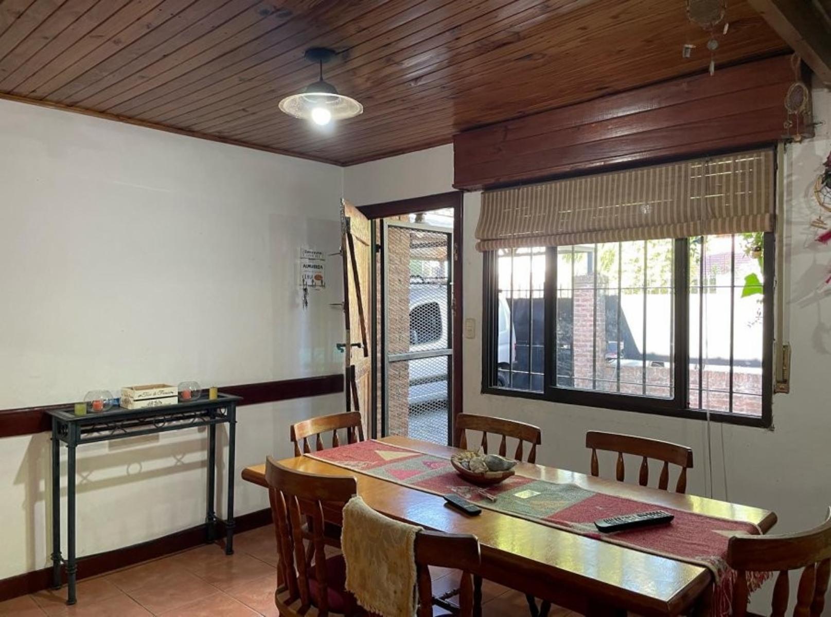 Casa de 3 ambientes con pileta a una cuadra del parque Ramon Carrillo