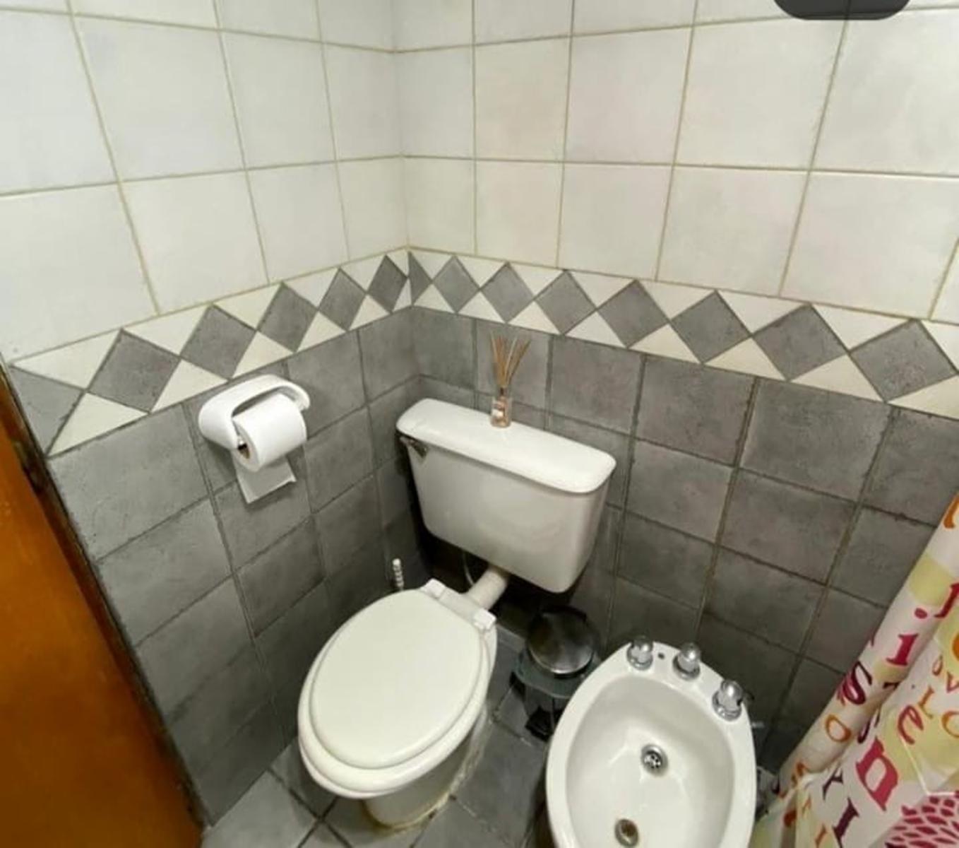 Casa de 3 ambientes con pileta a una cuadra del parque Ramon Carrillo — foto 12