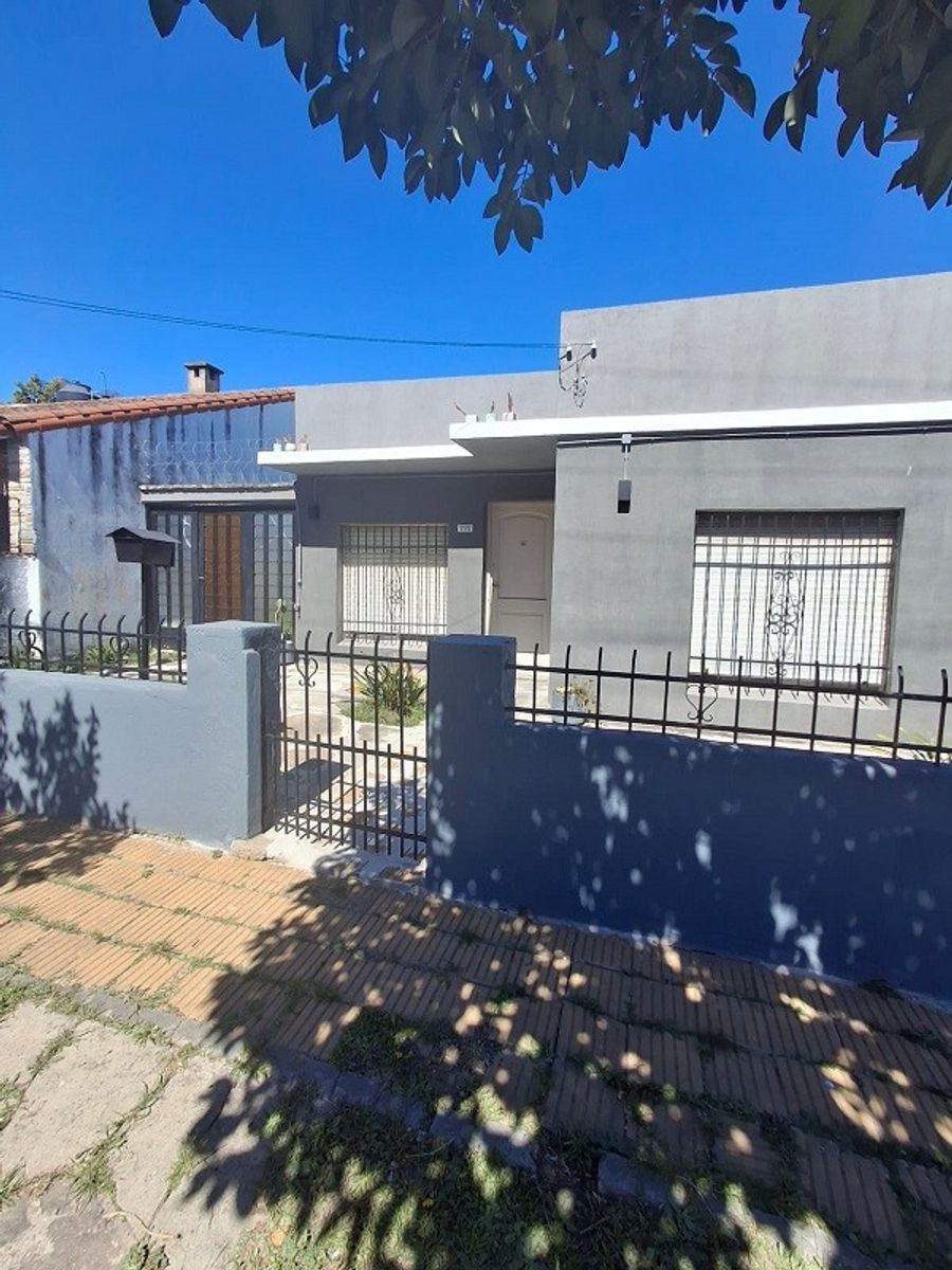LINDA CASA TIPO AMERICANA EN CLAYPOLE CERCANA AL CENTRO COMERCIAL Y LAESTACION DE TREN — foto 2