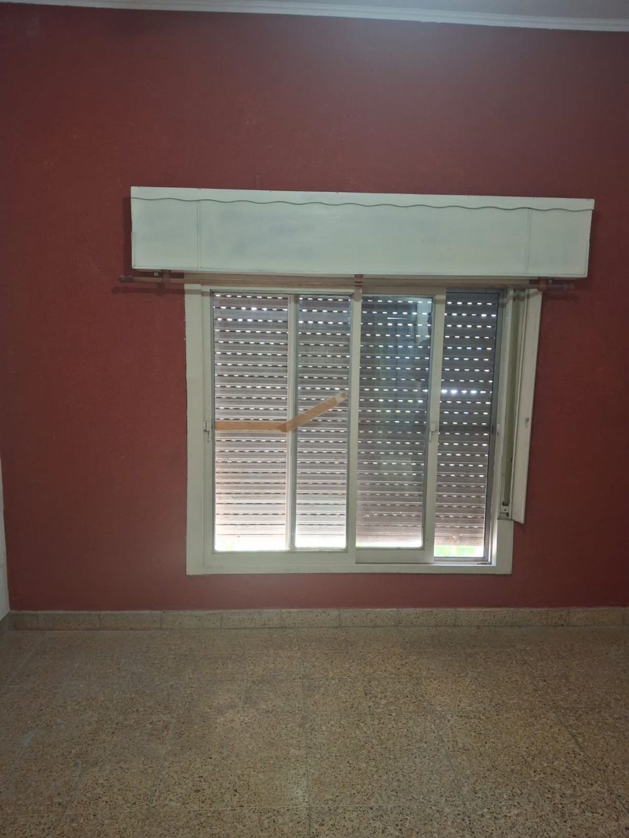 LINDA CASA TIPO AMERICANA EN CLAYPOLE CERCANA AL CENTRO COMERCIAL Y LAESTACION DE TREN — foto 4