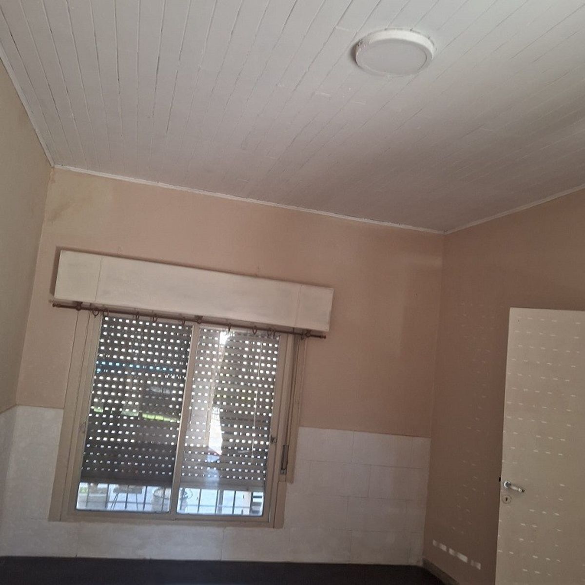 LINDA CASA TIPO AMERICANA EN CLAYPOLE CERCANA AL CENTRO COMERCIAL Y LAESTACION DE TREN — foto 5