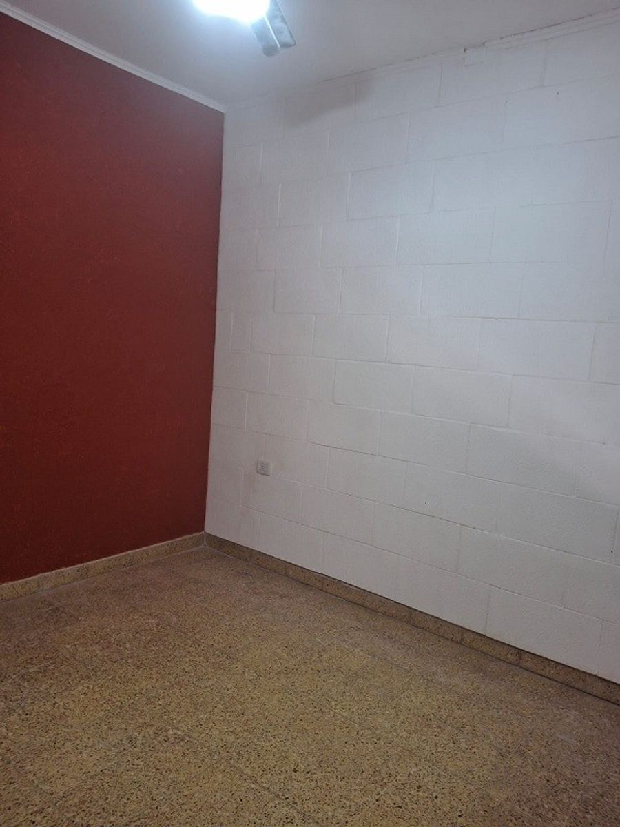LINDA CASA TIPO AMERICANA EN CLAYPOLE CERCANA AL CENTRO COMERCIAL Y LAESTACION DE TREN — foto 12