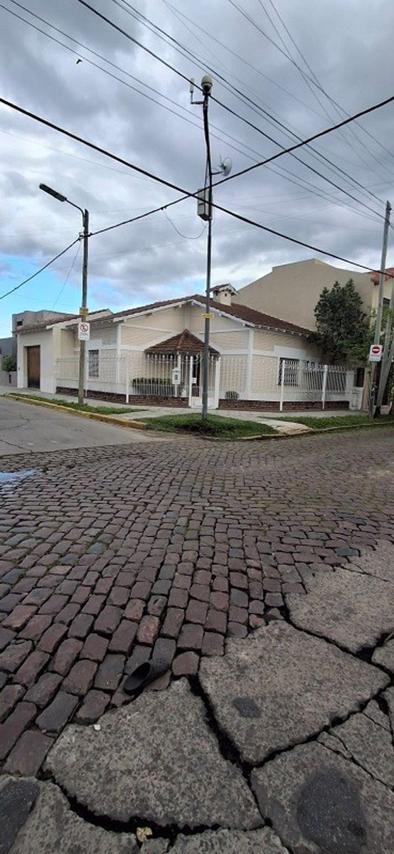 LINDO CHALET EN ESQUINA DE 3 AMBIENTES CON COCHERA EN TEMPERLEY OESTEAPTO CREDITO
