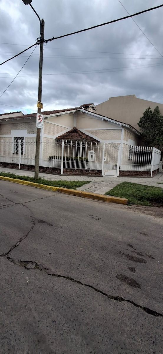 LINDO CHALET EN ESQUINA DE 3 AMBIENTES CON COCHERA EN TEMPERLEY OESTEAPTO CREDITO — foto 2