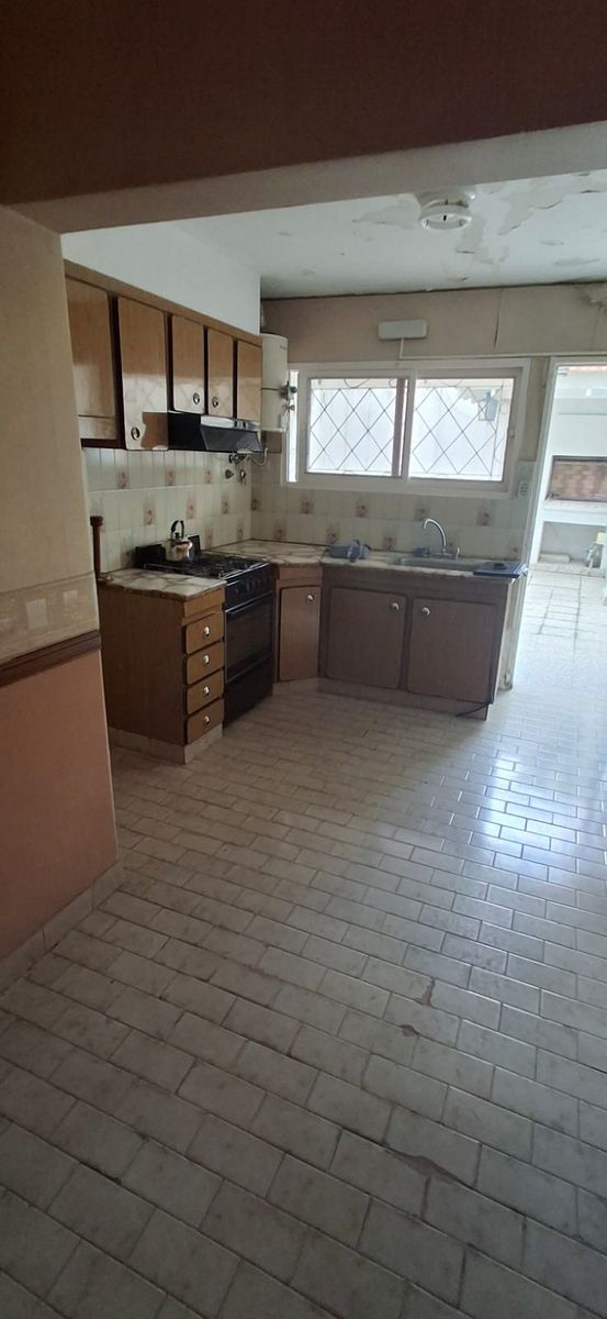 LINDO CHALET EN ESQUINA DE 3 AMBIENTES CON COCHERA EN TEMPERLEY OESTEAPTO CREDITO — foto 12