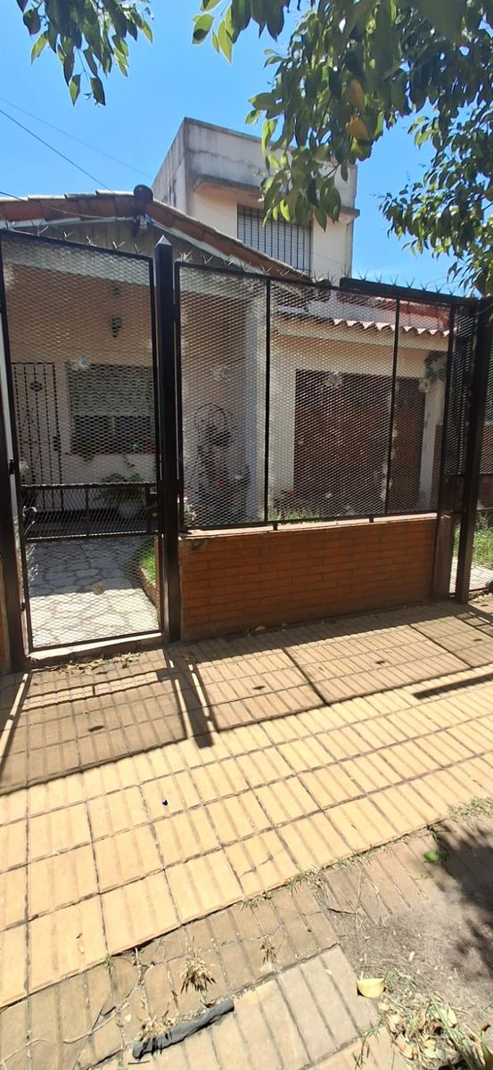 MUY BUEN CHALET DE 4 AMBIENTES CON COCHERA Y QUINCHO