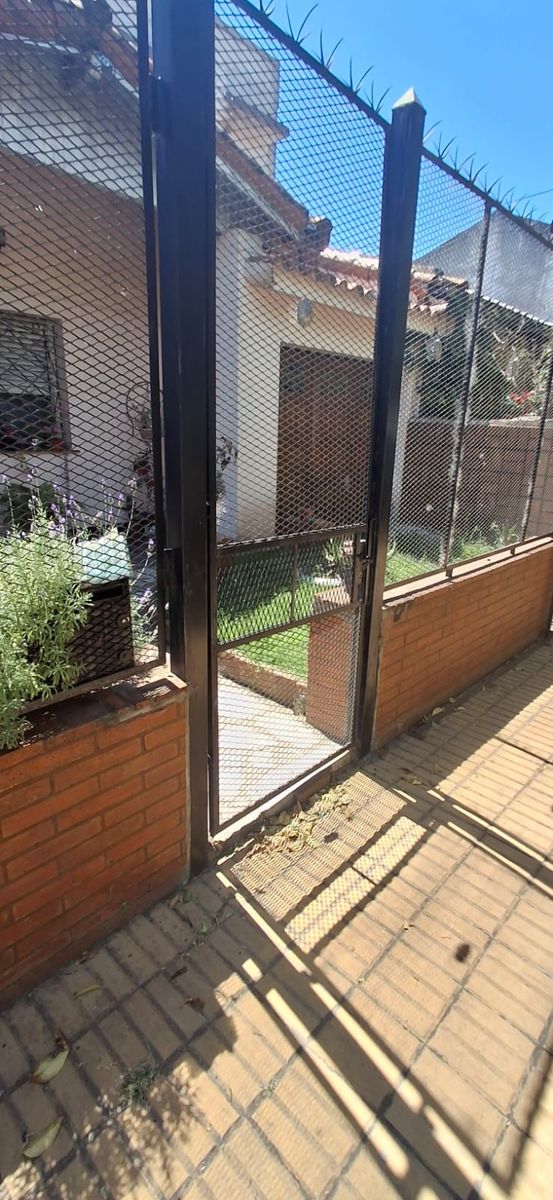 MUY BUEN CHALET DE 4 AMBIENTES CON COCHERA Y QUINCHO — foto 2