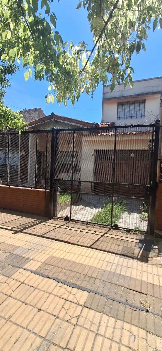 MUY BUEN CHALET DE 4 AMBIENTES CON COCHERA Y QUINCHO — foto 3