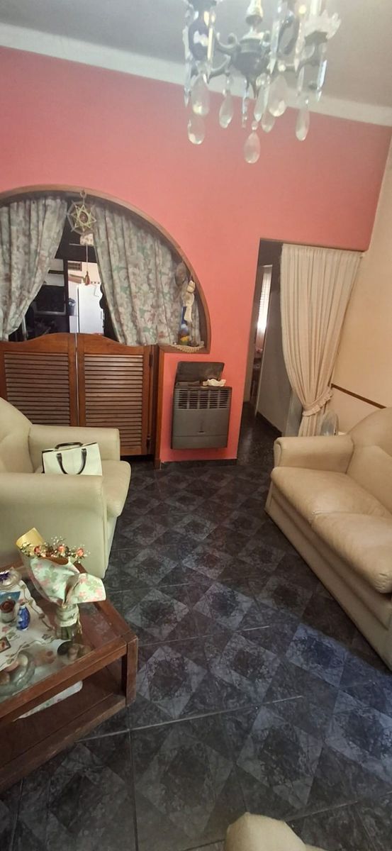 MUY BUEN CHALET DE 4 AMBIENTES CON COCHERA Y QUINCHO — foto 5