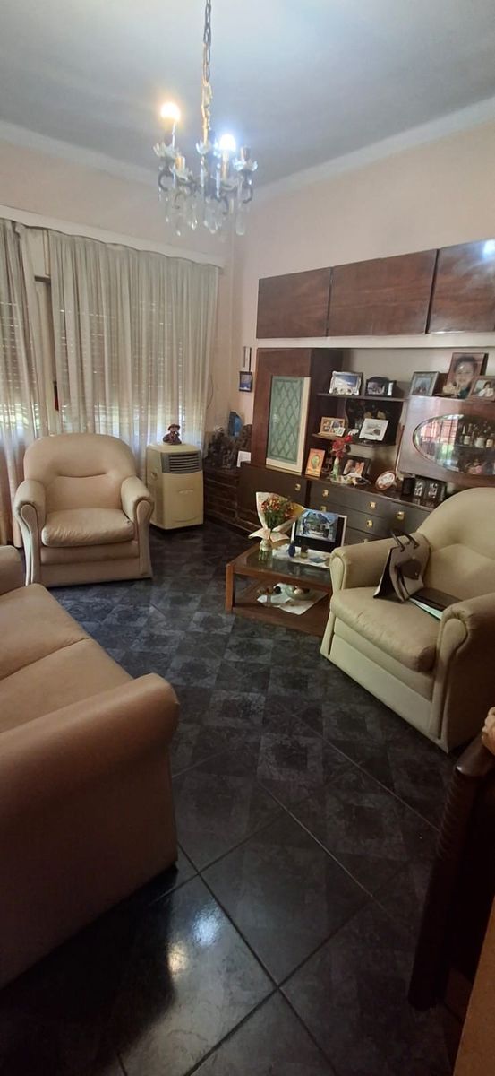 MUY BUEN CHALET DE 4 AMBIENTES CON COCHERA Y QUINCHO — foto 6