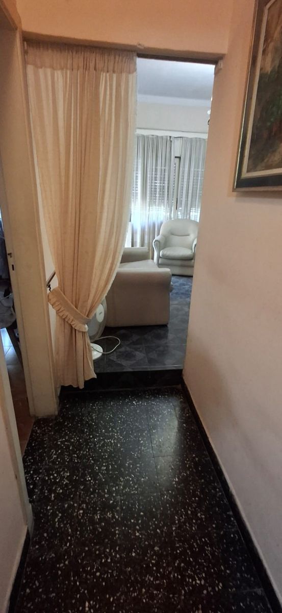 MUY BUEN CHALET DE 4 AMBIENTES CON COCHERA Y QUINCHO — foto 8