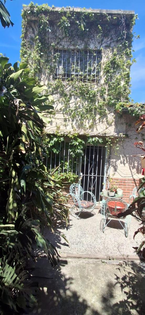 MUY BUEN CHALET DE 4 AMBIENTES CON COCHERA Y QUINCHO — foto 10
