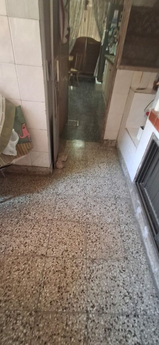 MUY BUEN CHALET DE 4 AMBIENTES CON COCHERA Y QUINCHO — foto 11