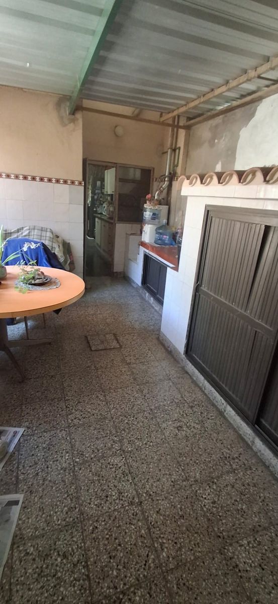 MUY BUEN CHALET DE 4 AMBIENTES CON COCHERA Y QUINCHO — foto 15