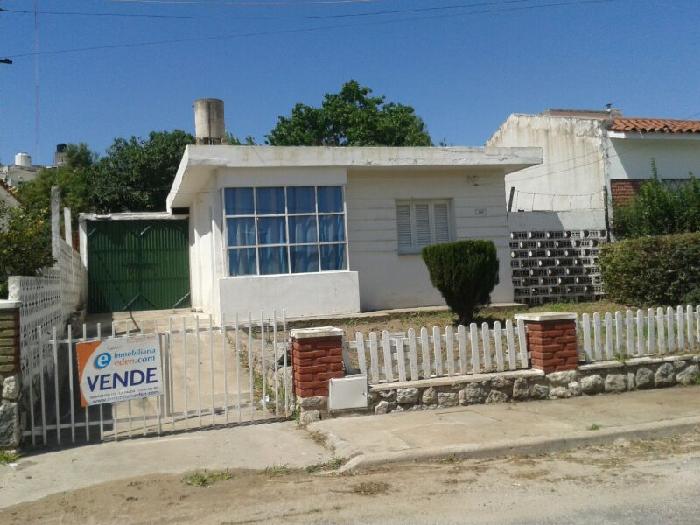 SE VENDE MUY LINDA CASA DE 3 AMBIENTES CON COCHERA PASANTE Y AMPLIO FONDO EN LA FALDA, CÓRDOBA