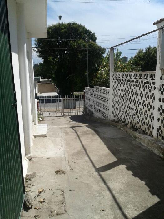 SE VENDE MUY LINDA CASA DE 3 AMBIENTES CON COCHERA PASANTE Y AMPLIO FONDO EN LA FALDA, CÓRDOBA — foto 2