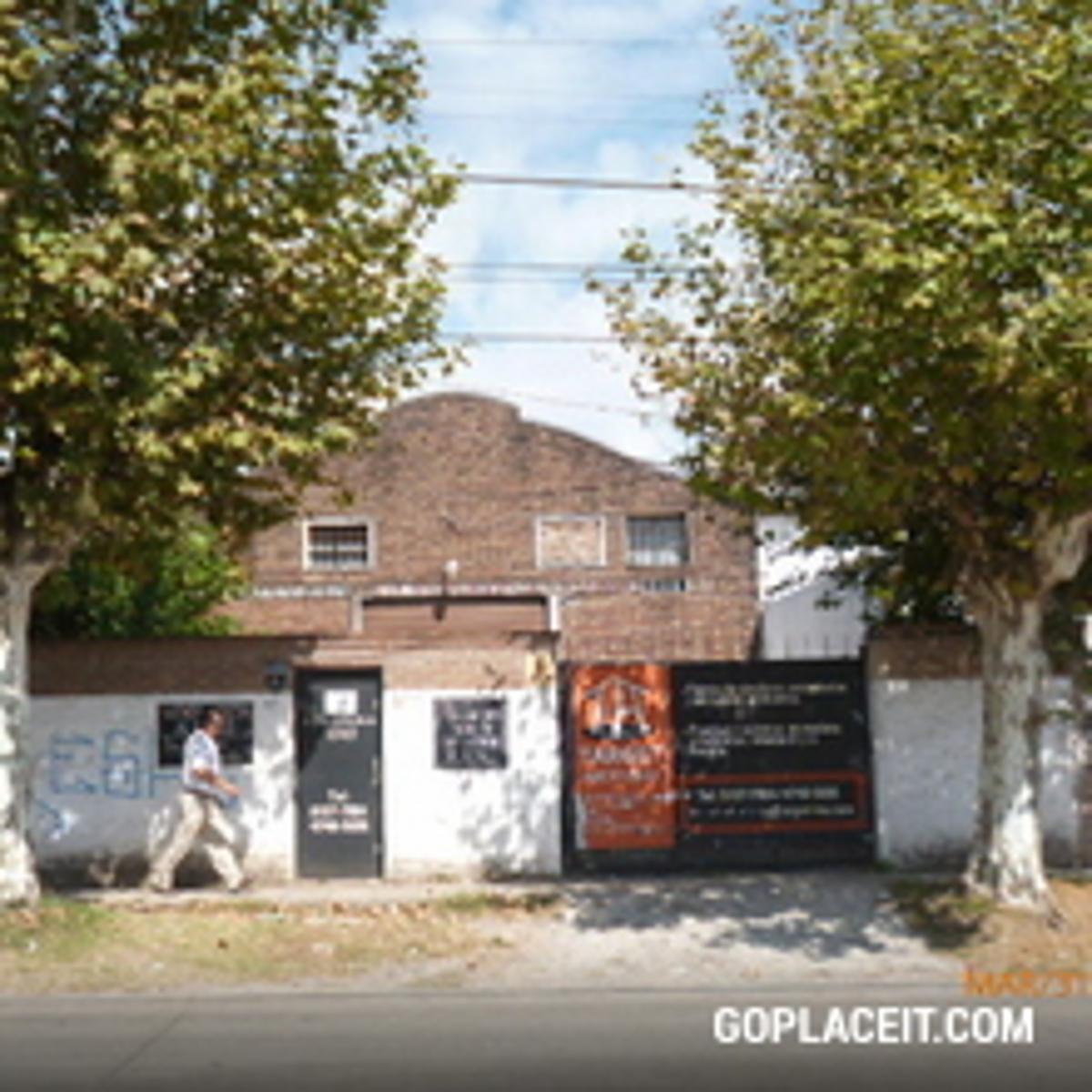 Importante y gran Galpon en Adolfo Sordeaux - 1