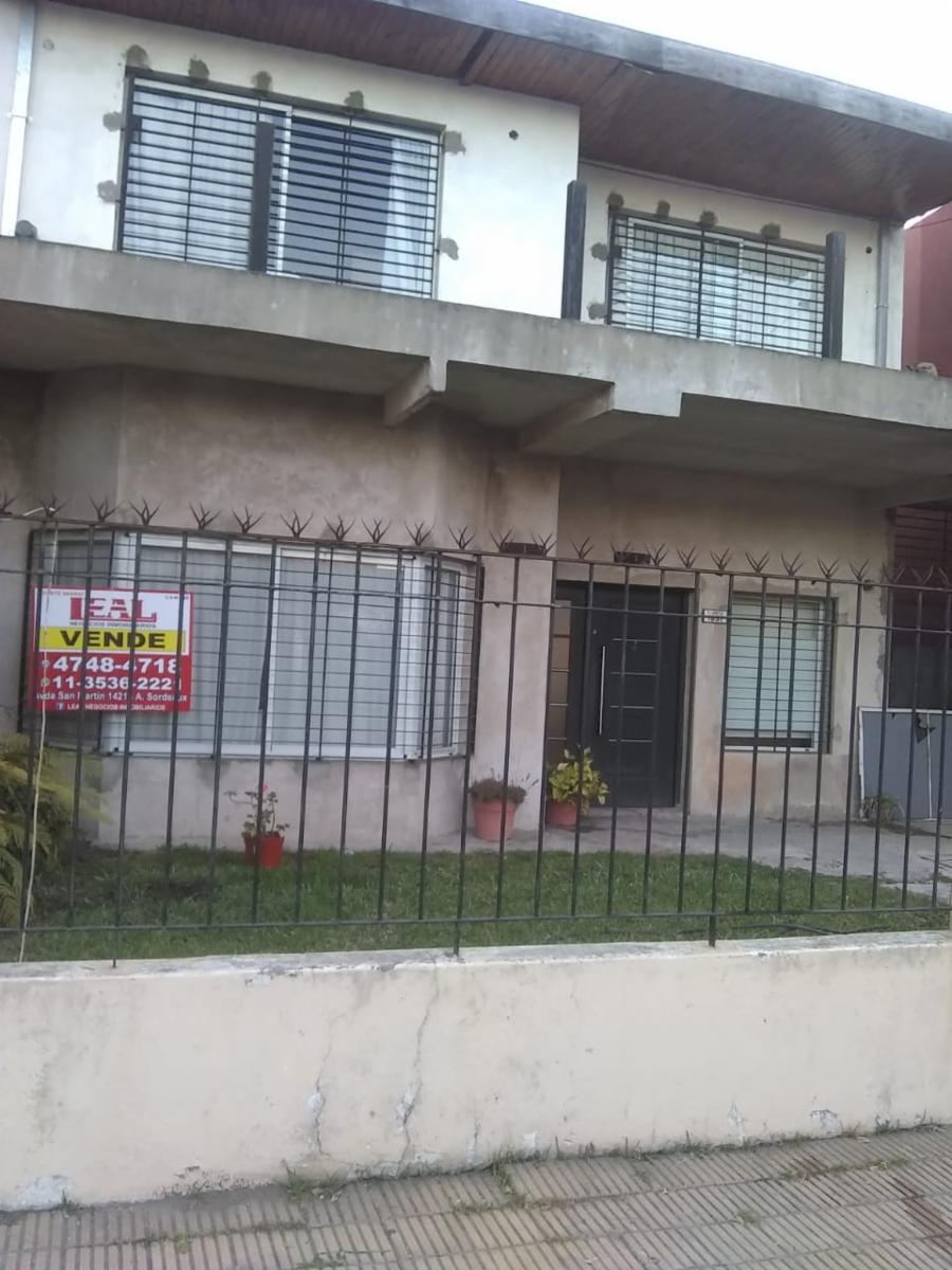 casa en 2 plantas,con gran parque al fondo