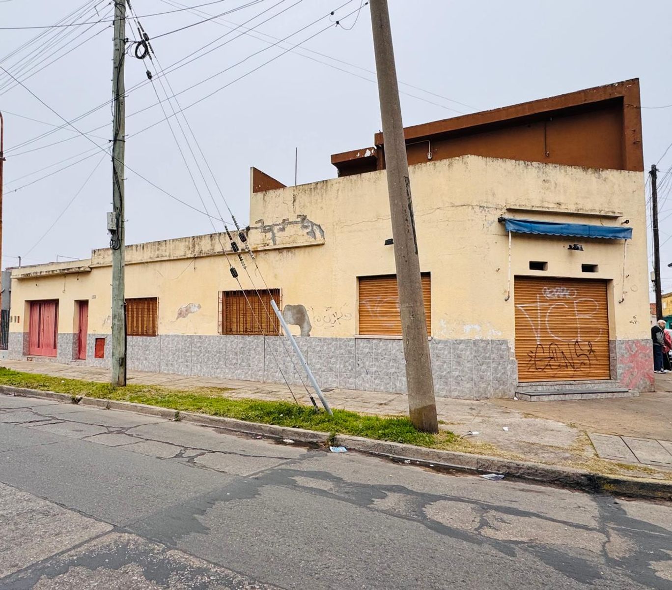 Casa multifamiliar con local - 1