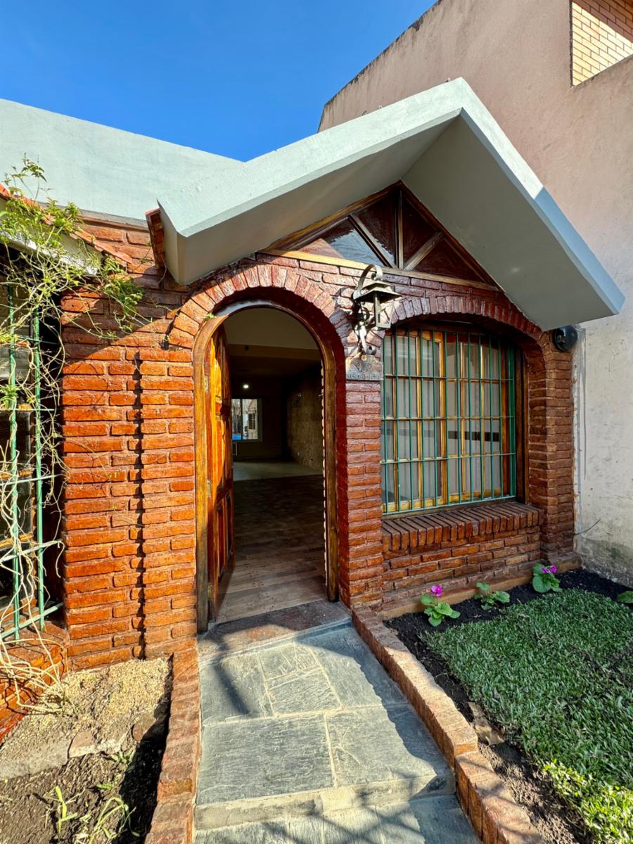 Venta chalet 4 ambientes con pileta en El Palomar