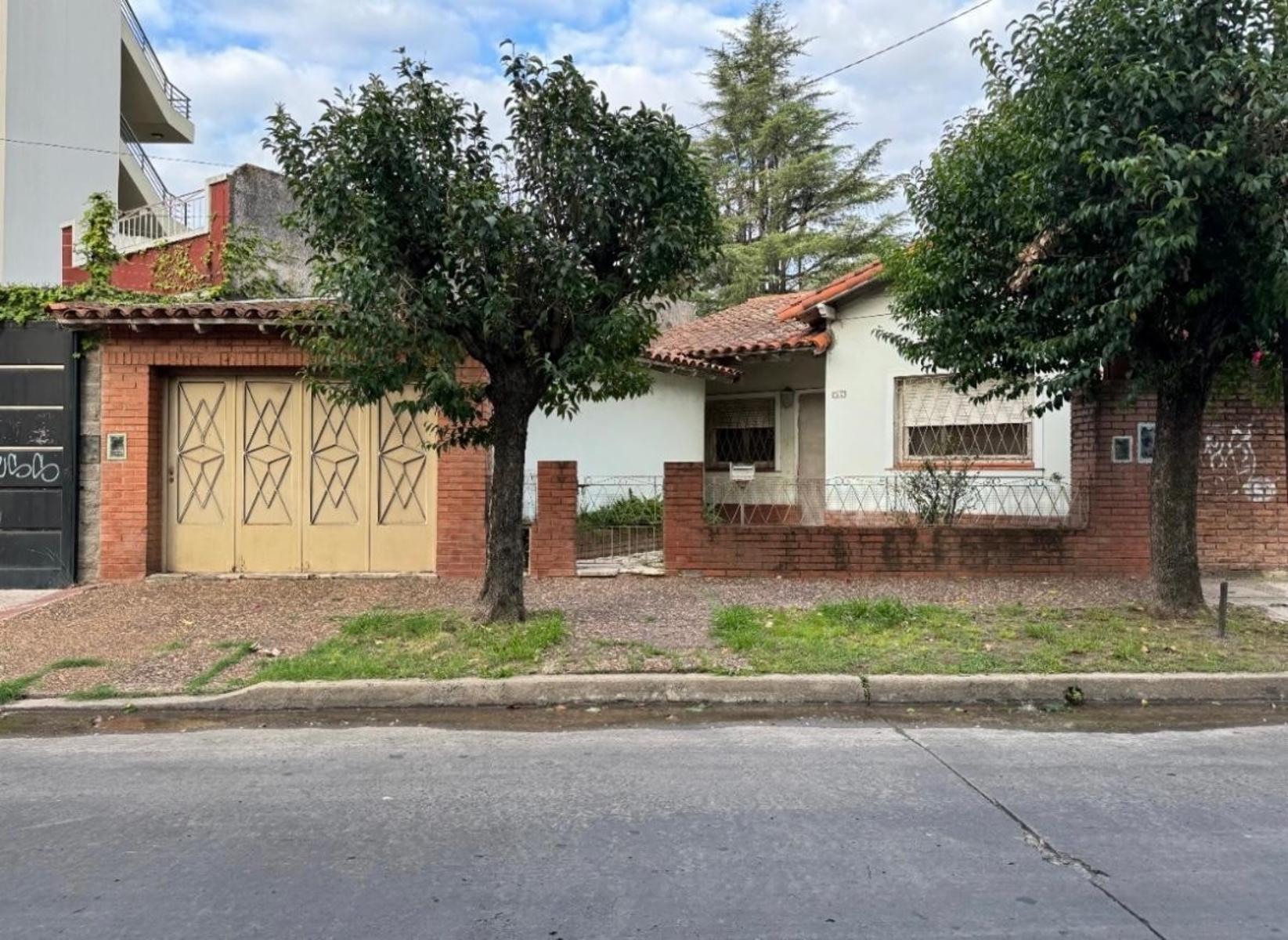 Casa de 3 ambientes con cochera en El Palomar
