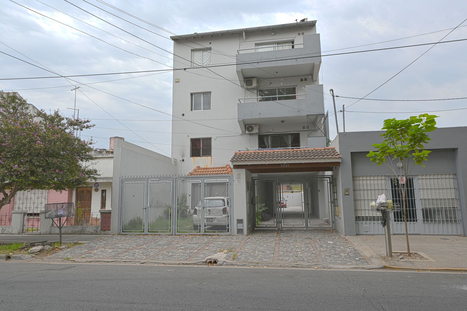 Departamento 2 ambientes con cochera en venta Caseros
