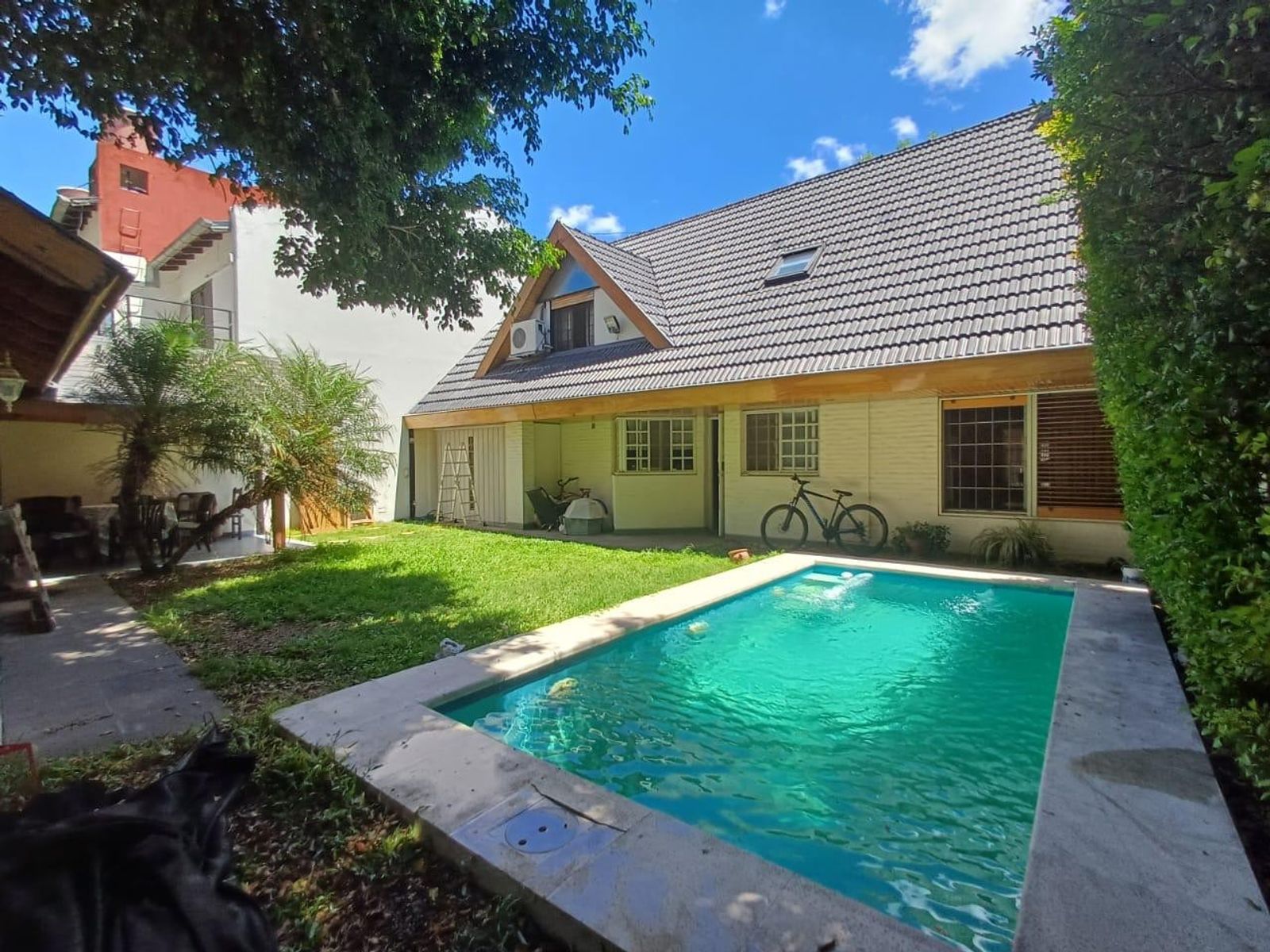 Exclusiva Propiedad Con Pileta y Quincho En Zona Residencial — foto 5