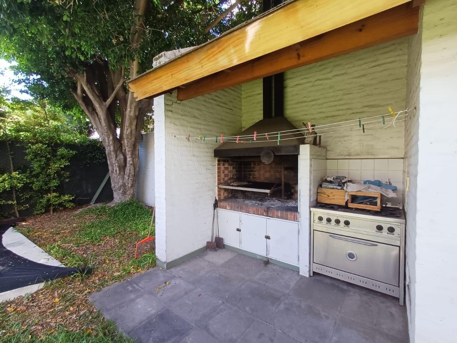 Exclusiva Propiedad Con Pileta y Quincho En Zona Residencial — foto 7