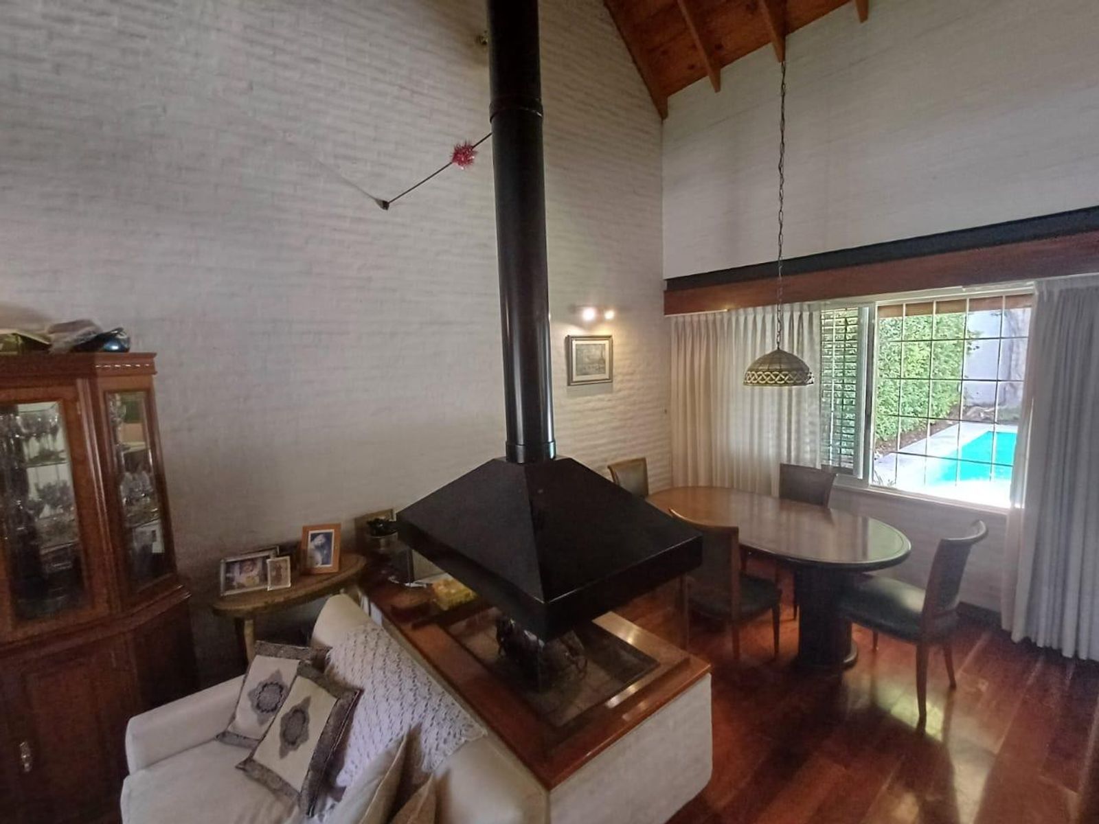 Exclusiva Propiedad Con Pileta y Quincho En Zona Residencial — foto 15
