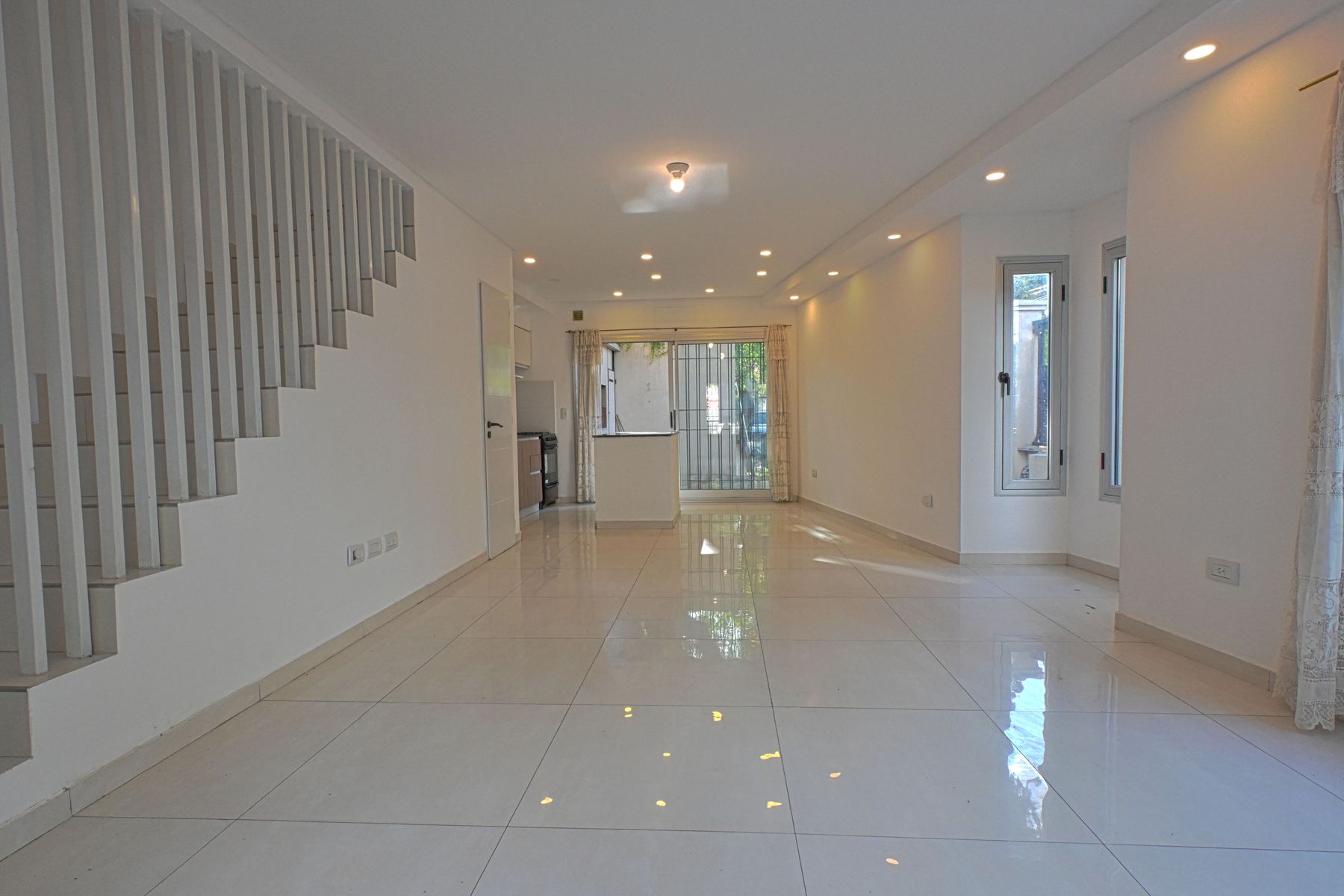 Venta Triplex 4 Ambientes Con Cochera Y Parrilla En Ciudad Jardin — foto 2